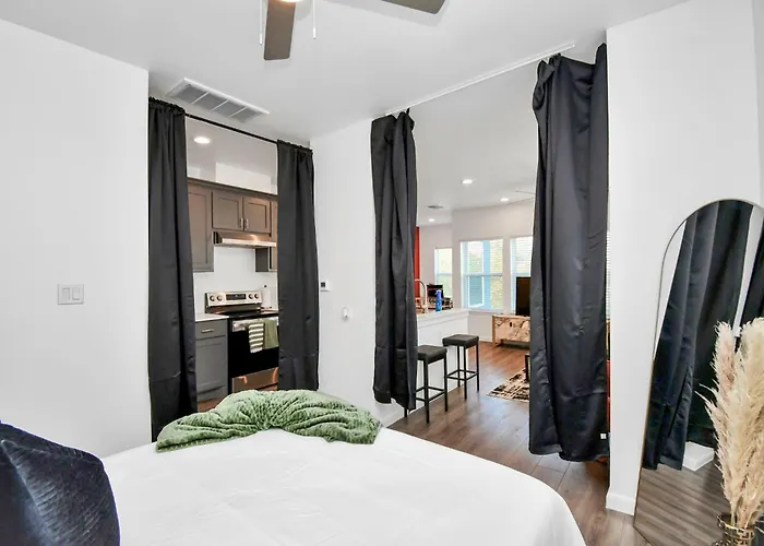 Serenity Studios - Museum District & Med Center